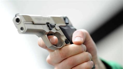 Minacciato Con Una Pistola E Rapinato