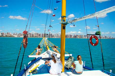 Passeio de barco pela orla de Fortaleza imperdível Praias de Fortaleza