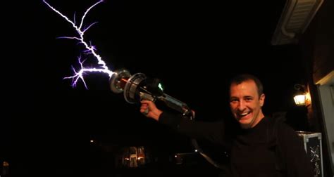 Watch a Handheld Tesla Coil Gun Shoot Out Electricity at 28,000fps ...