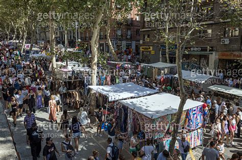 Crowds And Stalls At The Rastro A Giant Flea Market In Madrid 이미지