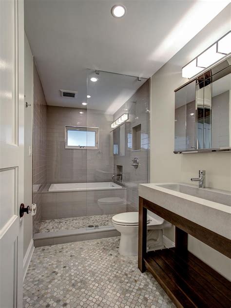 Modern Gray Bathroom With Glass Enclosed Shower And Tub Avec Images