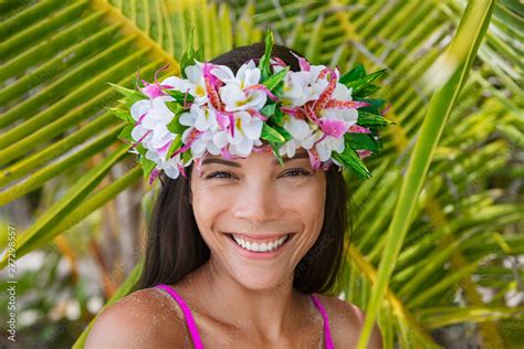 Foto Stock Tahiti Flower Crown Hei Po O Smiling Woman Wearing Tahitian