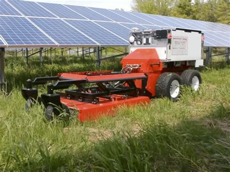 Comment Ce Robot Jardinier Entretient Les Centrales Solaires