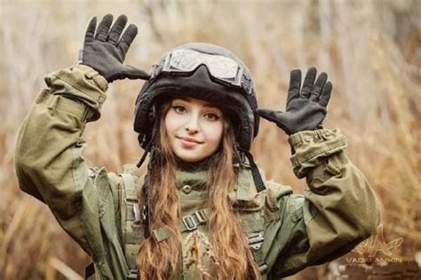 Hot girl 9x đẹp rạng ngời trong trang phục quân đội
