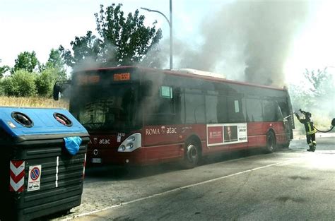 Incendio Bus A Porta Di Roma Fiamme E Fumo In Viale Carmelo Bene