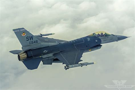 Hornet vs Viper, F/A-18 vs F-16: Which is better | FighterSweep