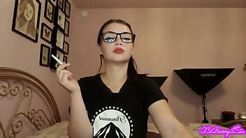 Una Rumana Morena Caliente Fumando Con Gafas XVIDEOS