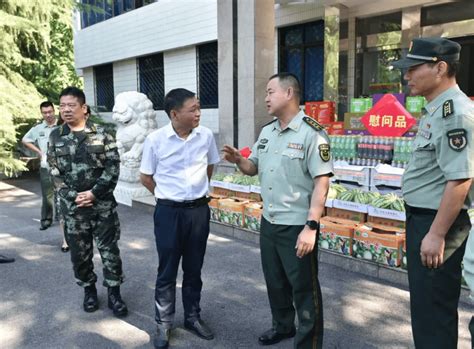 荆州区“四大家”领导“八一”前集中走访慰问驻荆部队官兵与烈属生活