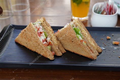 Dos S Ndwiches De Club Colocados En Un Plato Negro En Un Restaurante