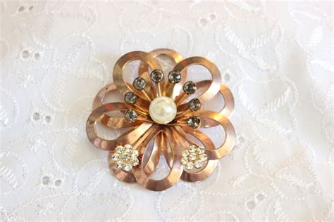 Vintage 40s Brass Brooch 1940s Rhinestone Looped Metal Flower Pin