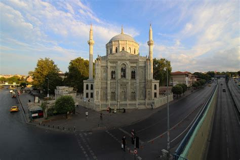 Pertevniyal Valide Sultan Camii Konumu Fotoğrafları ve Hakkındaki