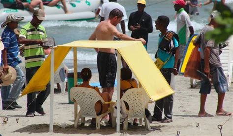 Turistas En Cartagena Se Sienten Agobiados Por Los Vendedores Informales