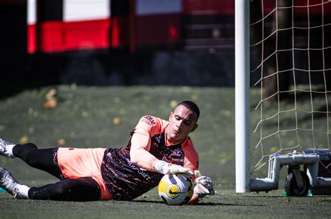 Sport Oficializa A Contrata O Do Goleiro Renan Ex Atl Tico Go Sport