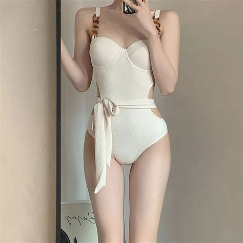 Không hở bạo vẫn hút spotlight mẫu bikini Lưu Diệc Phi diện đáng được add vào tủ đồ hè này