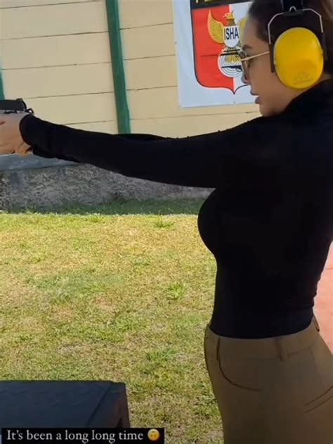 Potret Aura Kasih Latihan Menembak Ini Curi Perhatian Tampil Keren Bak Atlet Hot Liputan