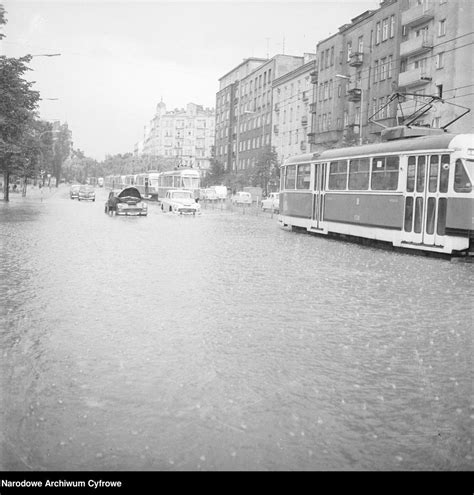 Warszawa Znikn A Pod Wod Zalane Ulice I Chodniki Co Tam Si Dzia O