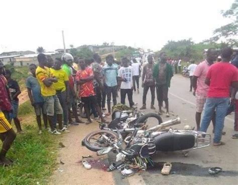 Grave Accident De La Circulation Une Collision Entre Deux Moto Taxis