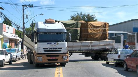 Carreta fica atravessada na rodovia Serafim Derenzi em Vitória