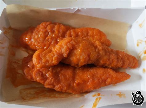 FATGUYFOODBLOG: Mcdonalds' Mighty Wings & Burger King's Buffalo Chicken Strips