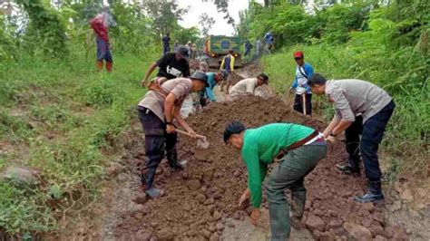 Polsek Buahdua Sumedang Perbaiki Jalan Rusak Secara Swadaya Bersama