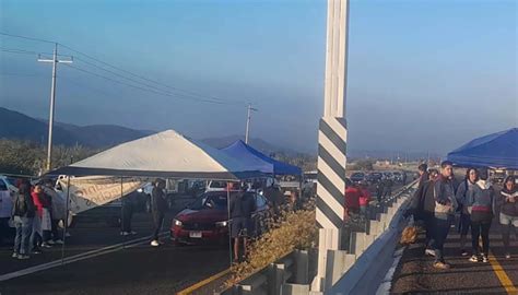 Bloquean Padres De Familia La Carretera Todos Santos La Paz