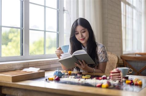 Hari Buku Nasional Ini 5 Manfaat Membaca Bagi Otak Dan Mental Parapuan