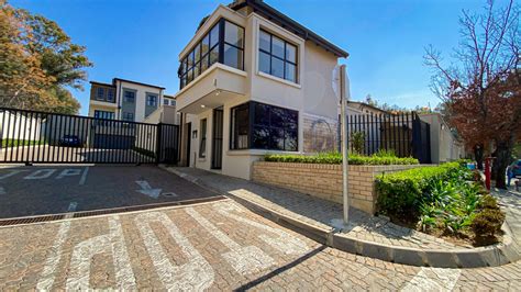 3 Bedroom Townhouse For Sale In Bryanston P24 113023042