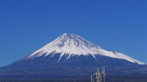 擋「觀光公害」！日本設18公尺高柵欄 阻遊客闖夢之大橋拍富士山