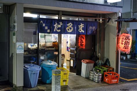 【東京・大衆酒場の名店】門前仲町「だるま」で、コの字カウンター劇場を堪能する噺 酒噺│もっとお酒が楽しくなる情報サイト