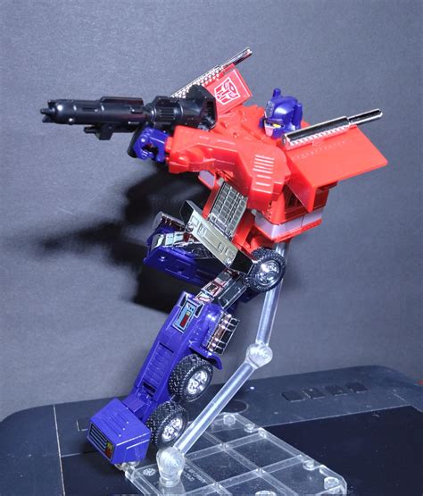 Takara Tomy Missing Link Convoy Optimus Prime In Hand Images