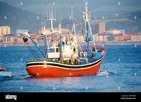 Barco De Pesca Getaria Comunidad Aut Noma Del Pa S Vasco Espa A