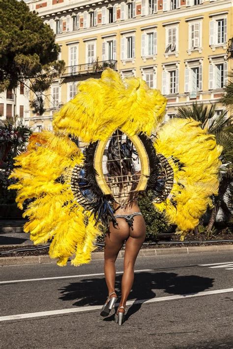 Carnaval C L Bre De Nice Bataille De De Fleurs Samba Dancer