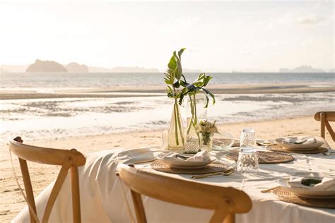 Hermosa Mesa Preparada Para Una Cena Rom Ntica En La Playa Con Flores Y