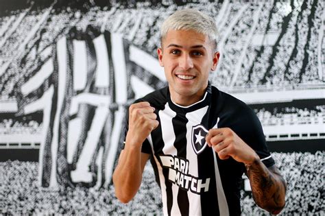 Botafogo anuncia oficialmente a contratação do meia atacante Diego