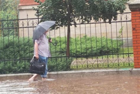 Ogromna ulewa przeszła nad Legnicą Ulice zamieniły się w rwące potoki