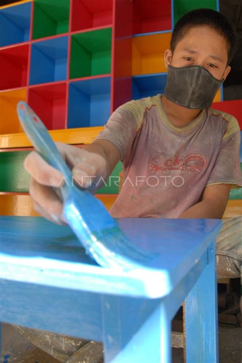 School Bench Antara Foto