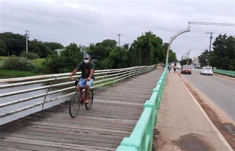 Usuários relatam risco ao passar pela passarela da ponte do Arroio Duro