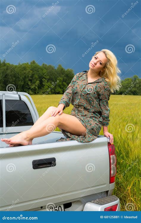 Jeune Femme Blonde Attirante S Asseyant Sur La Voiture Image Stock Image Du Collecte