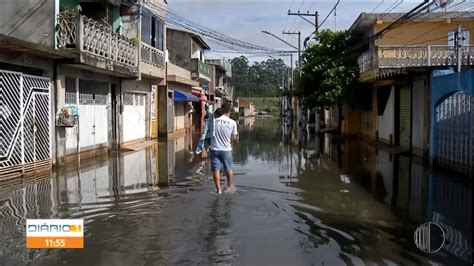 Mais de 1 5 mil pessoas estão desalojadas por causa de deslizamentos e