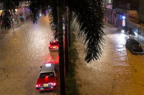 Hong Kongs Heaviest Rainfall In 140 Years Submerges Subways Closes