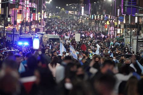 Multitudinarios Festejos En El Obelisco Por La Victoria De La Selección