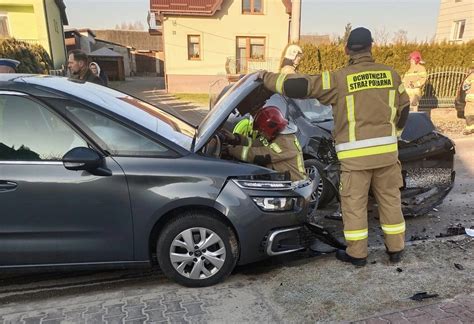 Stłuczki i kolizje w powiecie kieleckim Uwaga jest ślisko Dwa auta