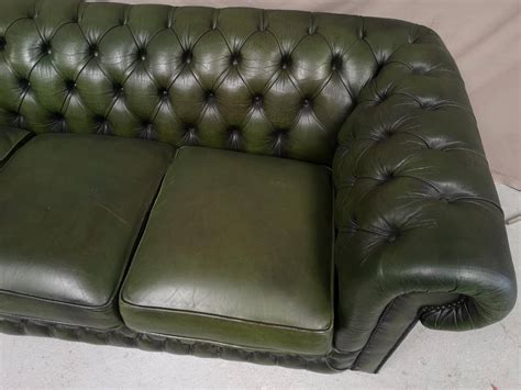 Canapé chesterfield cuir vert trois places Puces Privées