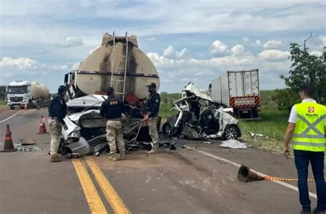 Crian A Morre E Adultos Ficam Presos Nas Ferragens De Carro Em