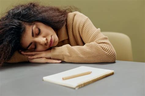 Dormir Cansada So Ando Mujer Latina Rizada Bronceada Con Cuaderno