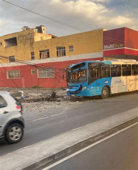 Nibus Bate E Derruba Poste Em Avenida De Jacara Pe Na Serra Es Hoje