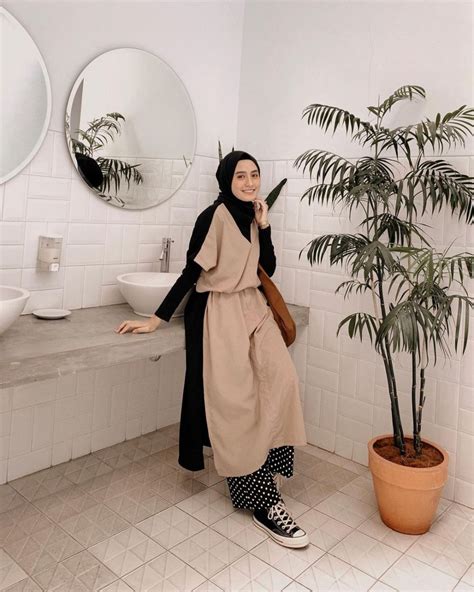 10 Outfit Hijab Dengan Tunik Dan Dress Ala Selebgram Helmi