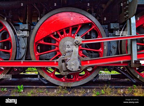 Ruedas De Color Rojo De Una Vieja Locomotora A Vapor De Pie En La Rampa