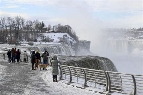 Air Terjun Niagara Sarat Es Dan Salju Akibat Badai Musim Dingin AS