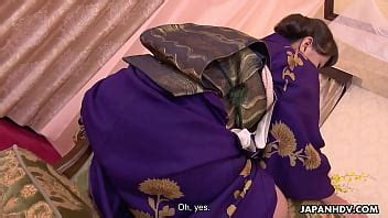 Japonesa cachonda Ryouko Murakami en kimono masturbándose con una botella sin censura XVIDEOS
